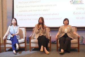 Ms. Jady (giữa), đại diện Đại học Công lập SMU Singapore và đại diện các trường đại học khác giao lưu, giải đáp thông tin, chính sách với BGH các trường THCS, THPT tại Việt Nam